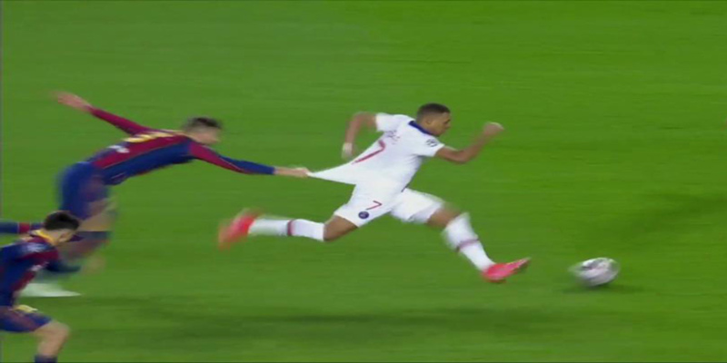 Tính huống mà đội bóng phải chịu một quả phạt trực tiếp